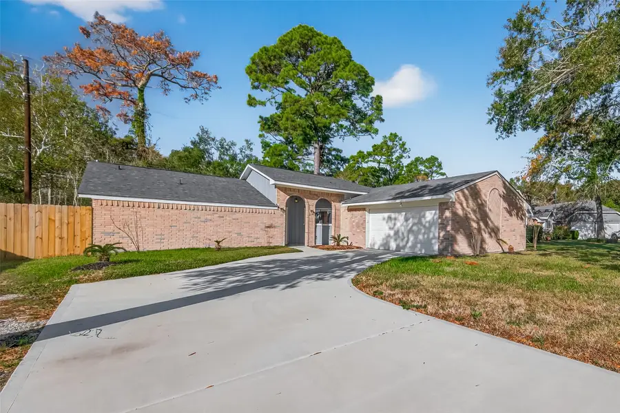 7427 Willow Oak Drive, Baytown, TX 77521 - Image #2