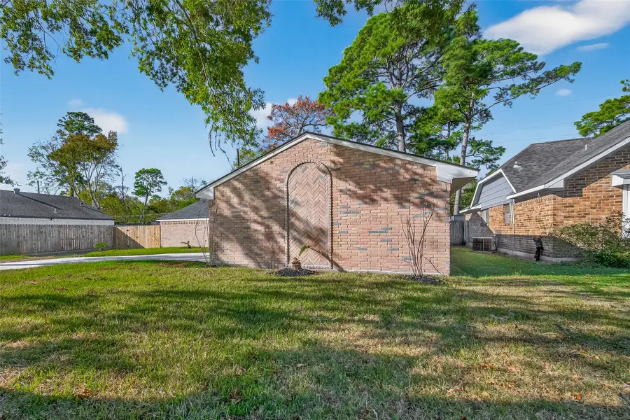 7427 Willow Oak Drive, Baytown, TX 77521 - Image #3