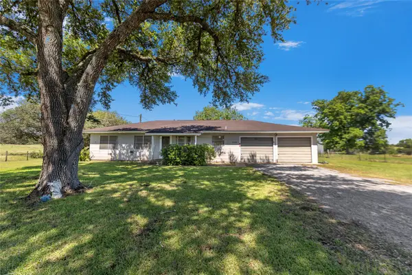2602 Bootlegger Lane, Yoakum, TX 77995