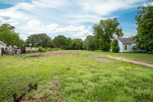 6701 32nd Street, Groves, TX 77619