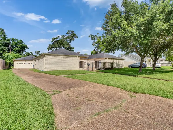 3015 Inwood Drive, Dickinson, TX 77539