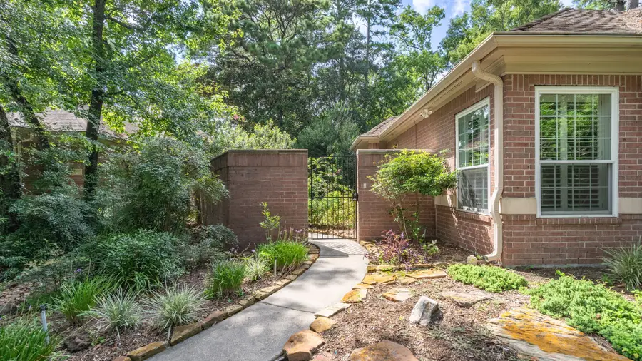 27 Heartleaf Court, The Woodlands, TX 77381 - Image #3