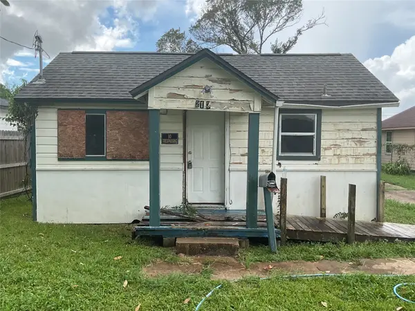 213 E Bernard Street, Clute, TX 77531