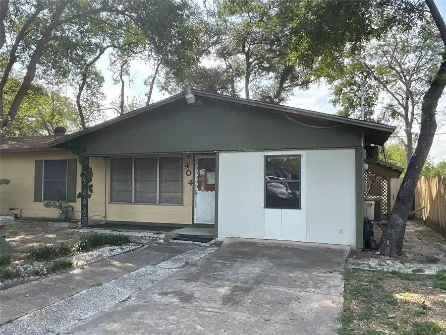 404 Svoboda Street, Yoakum, TX 77995 - Image #3