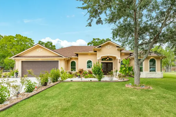 309 Hickman Ln, Angleton, TX 77515