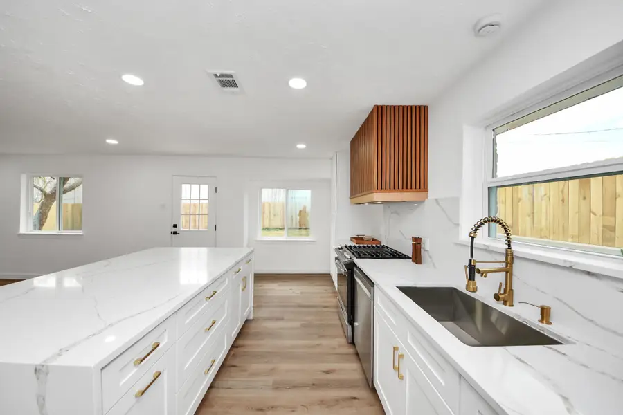 717 Phyllis Court, Conroe, TX 77303 - Image #2