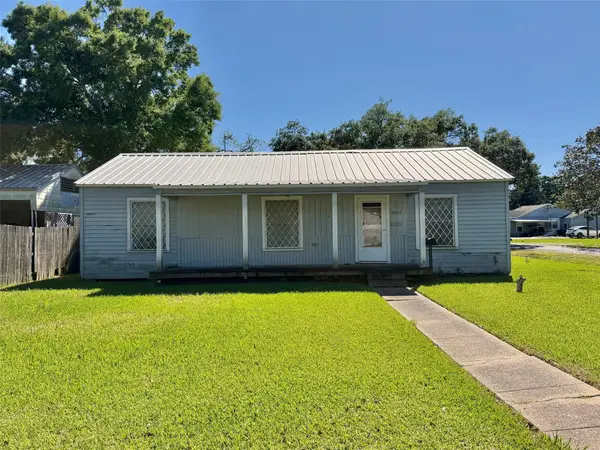 3957 Stuart Avenue, Groves, TX 77619