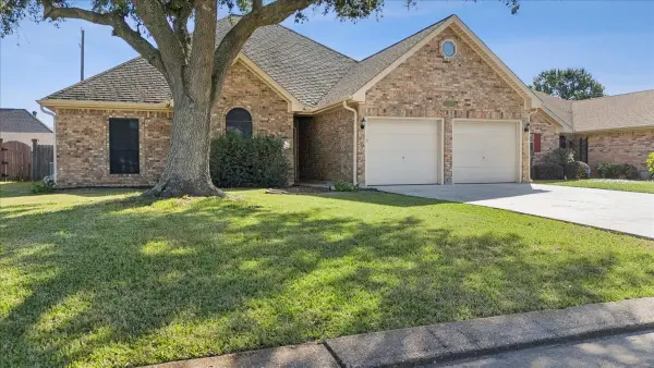 6820 Essex Lane, Groves, TX 77619