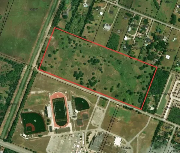 000 Maple Street, Santa Fe, TX 77517