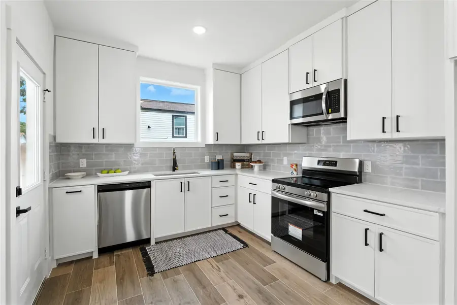 131 S Virginia Avenue, La Porte, TX 77571 - Image #2