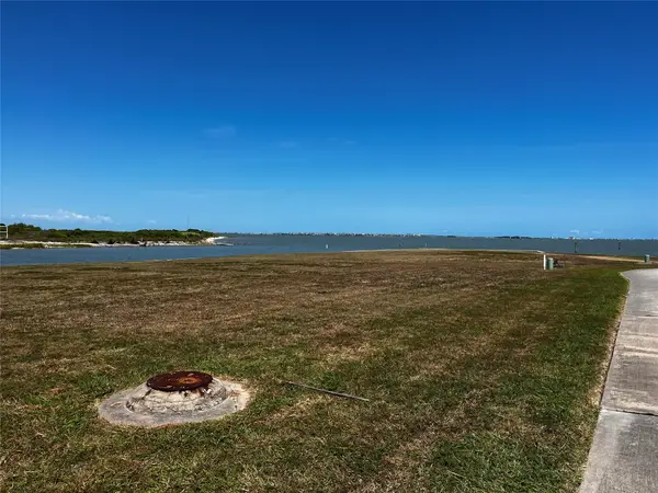 55 Water Key, Hitchcock, TX 77563