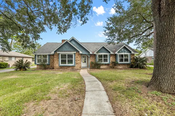 1805 Laurel Oaks Drive, Richmond, TX 77469
