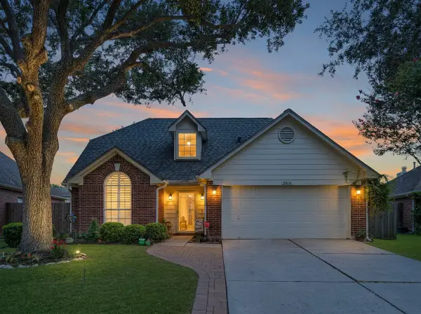 2814 Rolling Fog Drive, Friendswood, TX 77546