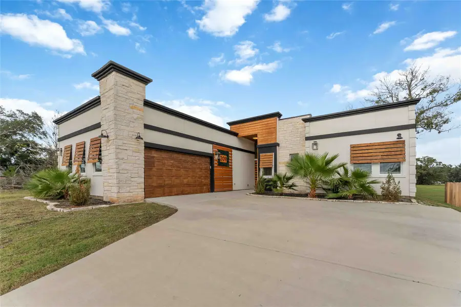 209 Horse Shoe Trail, Angleton, TX 77515 - Image #3