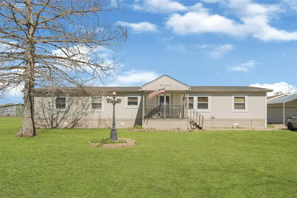 9222 Avenue C, Liverpool, TX 77577