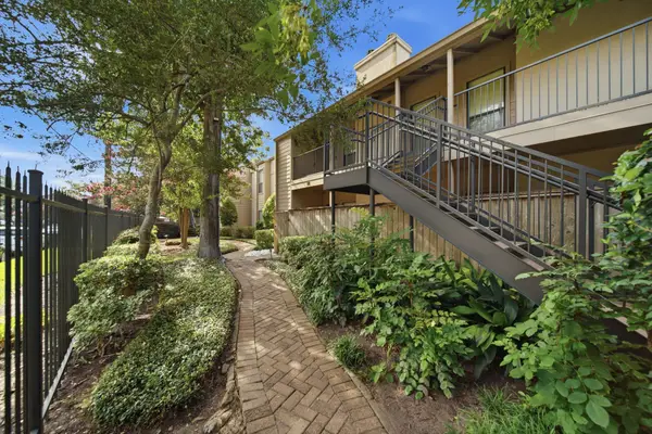 1100 Augusta Drive #77, Houston, TX 77057