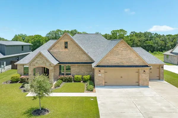 838 Oak Ridge Drive, Angleton, TX 77515