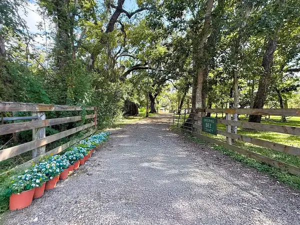 209 River Road, Angleton, TX 77515