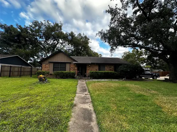 721 Sycamore Street, Lake Jackson, TX 77566