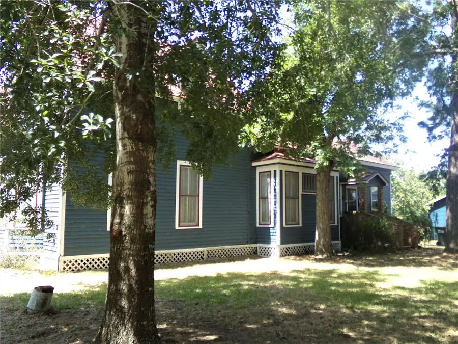 300 S Summit Street, Weimar, TX 78962 - Image #3