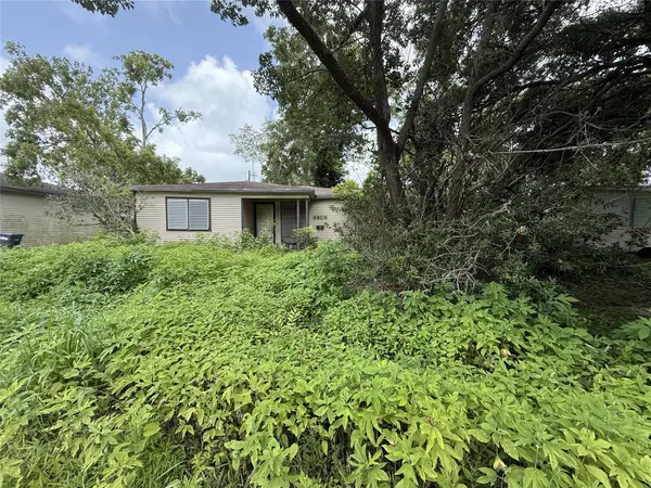 6806 E Bayou Drive, Hitchcock, TX 77563