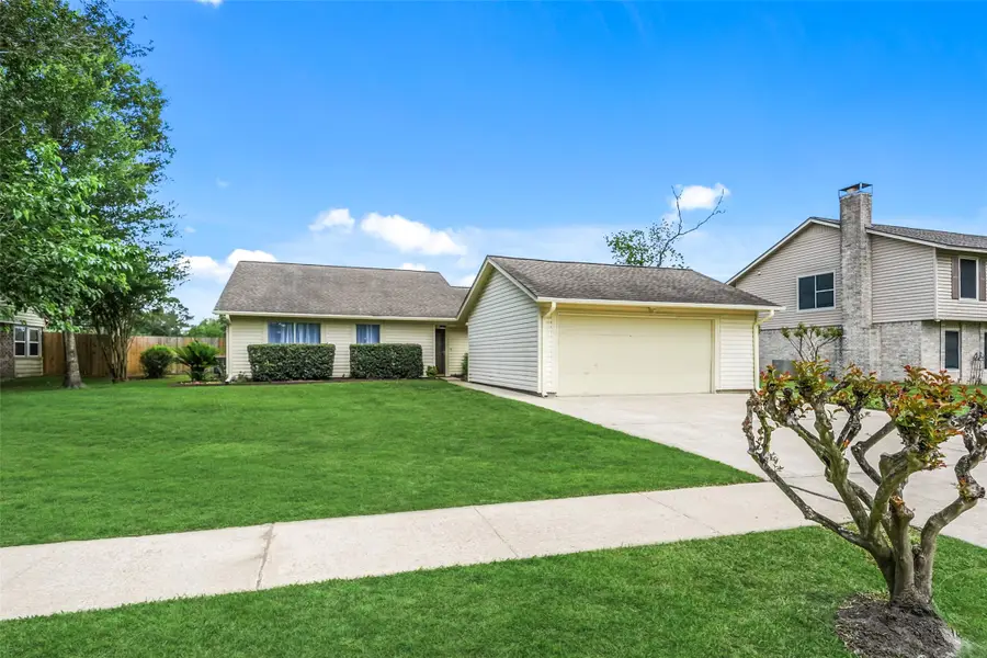 248 E Castle Harbour Drive, Friendswood, TX 77546 - #2