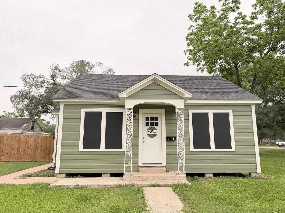 515 E Correll, El Campo, TX 77437 - #1
