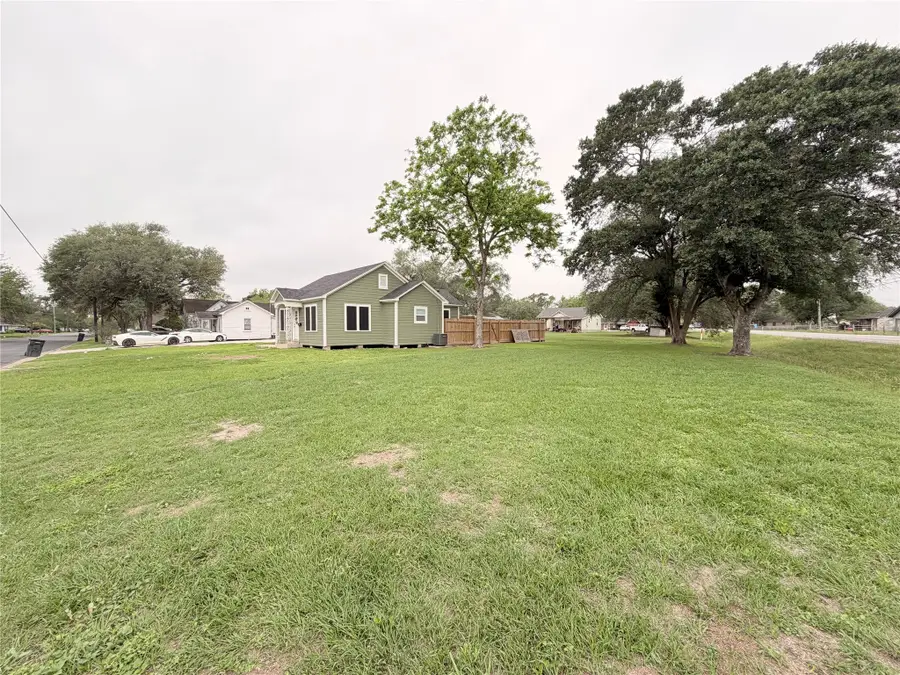 515 E Correll, El Campo, TX 77437 - #3
