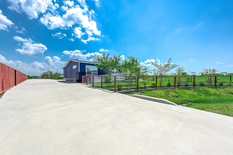 302 Pino Avenue, Alvin, TX 77511 - Image #3