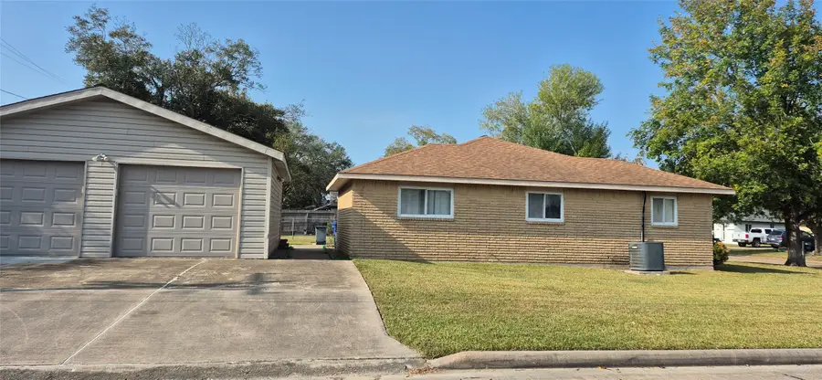 304 Avondale Lane, Friendswood, TX 77546 - Image #3