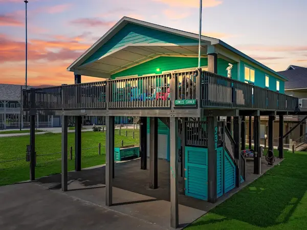 931 S Gateway, Crystal Beach, TX 77650