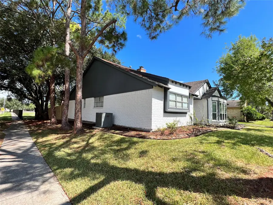 15903 Brookvilla Drive, Houston, TX 77059 - Image #2