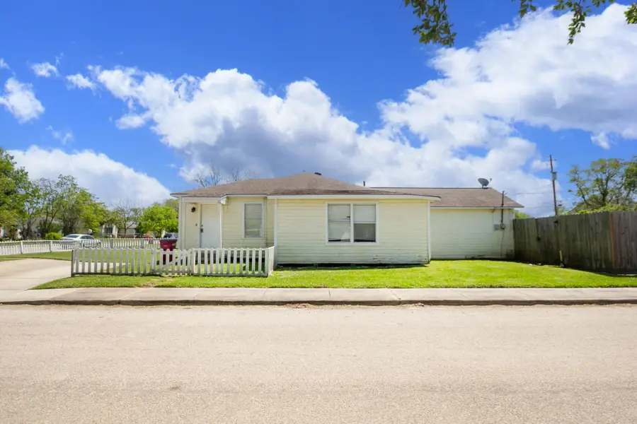 1231 W 7th Street, Freeport, TX 77541 - Image #2