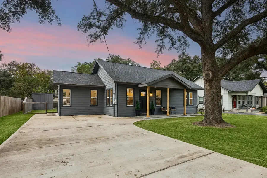 711 4th Street, Sealy, TX 77474 - #3