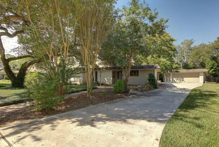 118 Lily Street, Lake Jackson, TX 77566 - Image #2