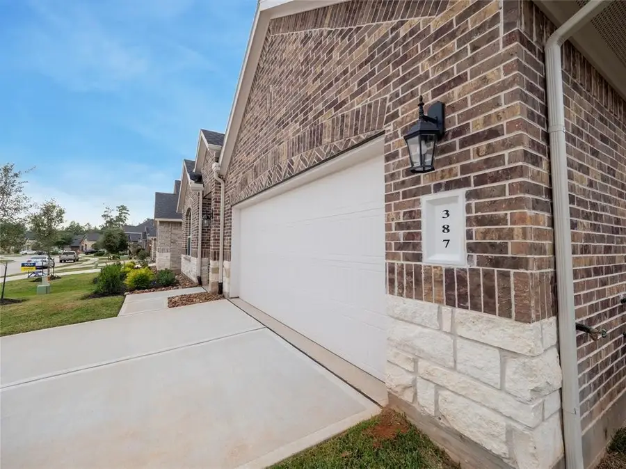 387 Westlake Terrace Drive, Conroe, TX 77304 - Image #2