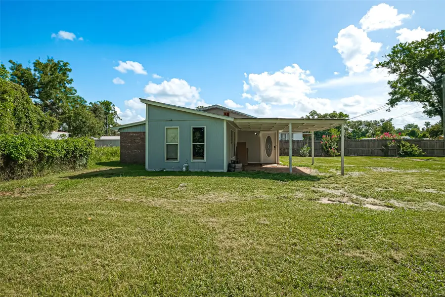 227 N Austin Drive, Angleton, TX 77515 - Image #2