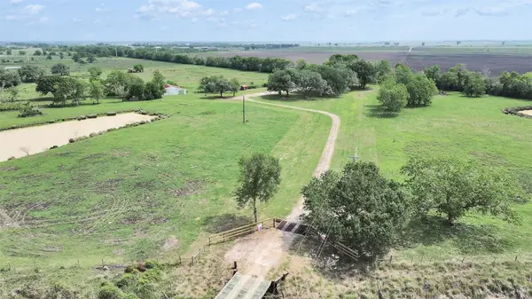 2100 Pine Knoll Road, Bay City, TX 77414