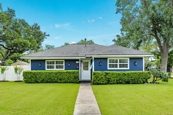 331 Redwood Street, Lake Jackson, TX 77566