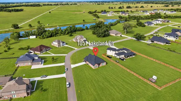 1051 Lakeland Circle, Rosharon, TX 77583