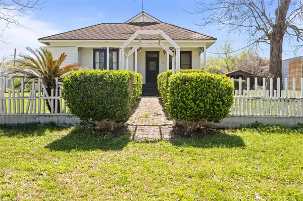 608 Miller Street, Anahuac, TX 77514