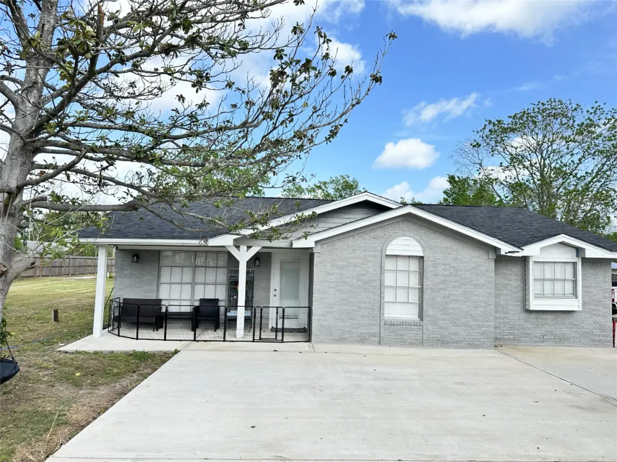 201 S 5th Street, Highlands, TX 77562 - #1