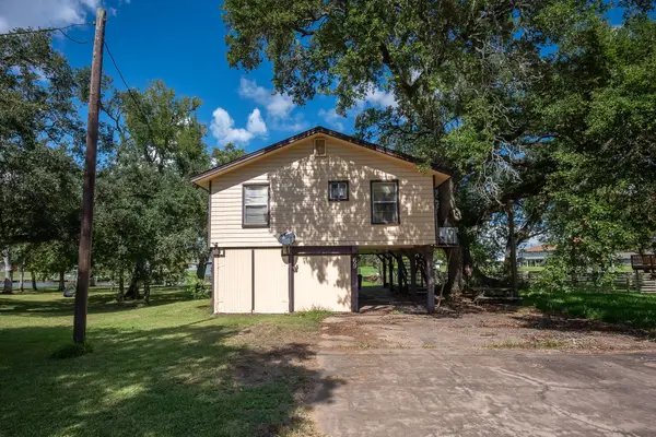 69 Live Oak Bend, Bay City, TX 77414