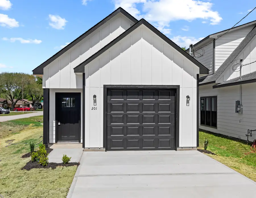 201 S 2nd Street, Beasley, TX 77417 - #3