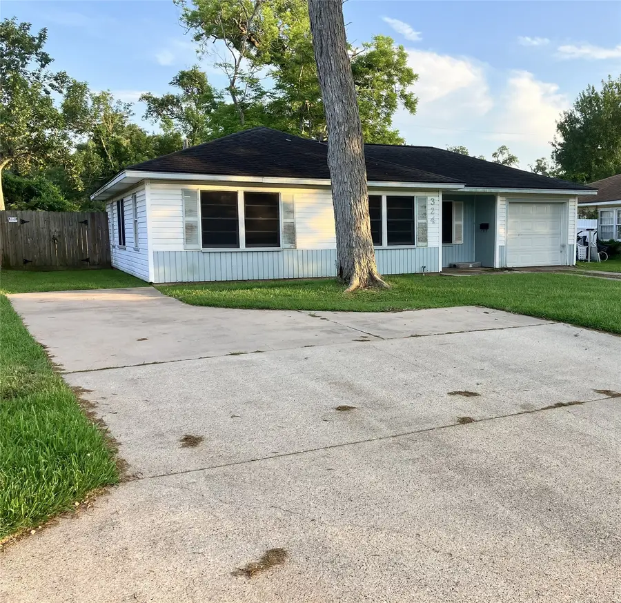 324 Acacia Street, Lake Jackson, TX 77566 - #2