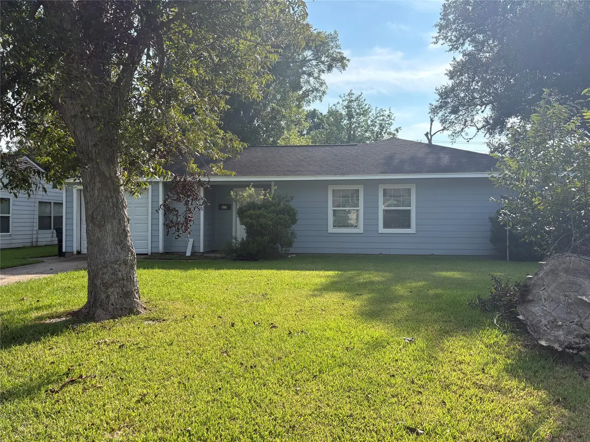 825 Magnolia Street, Lake Jackson, TX 77566 - #1