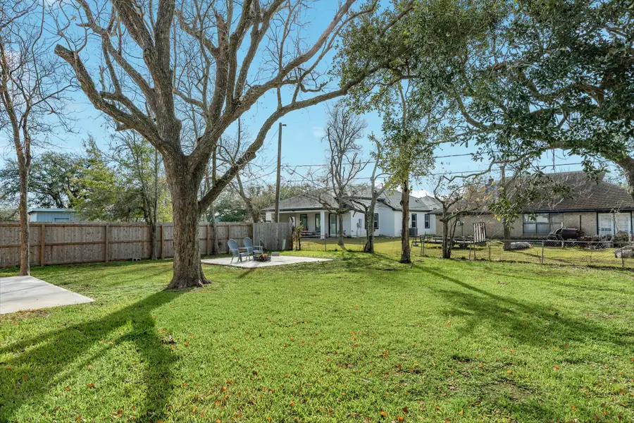 136 Talisman Street, Lake Jackson, TX 77566 - Image #2