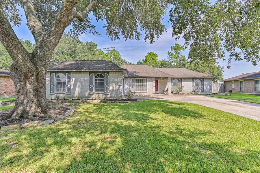 1115 W Castlewood Avenue, Friendswood, TX 77546 - Image #2
