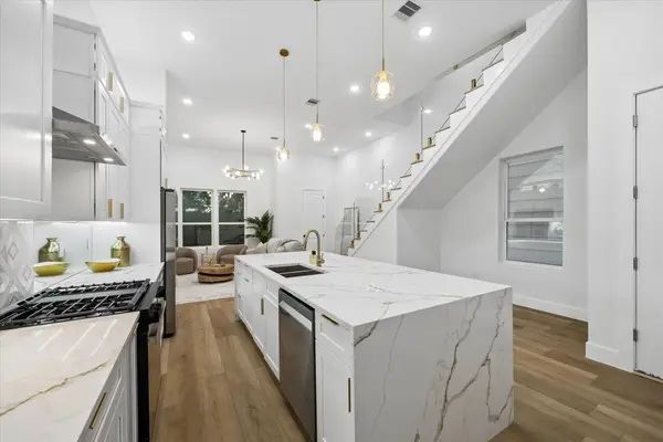 120 Velasco Street, Houston, TX 77003
