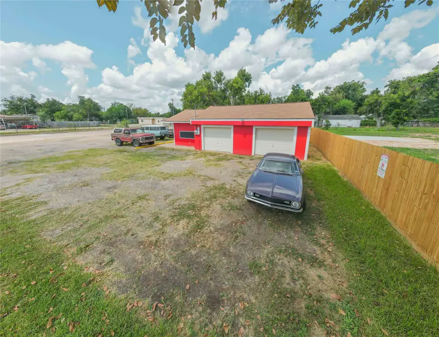 327 S Main Street, Clute, TX 77531 - Image #3